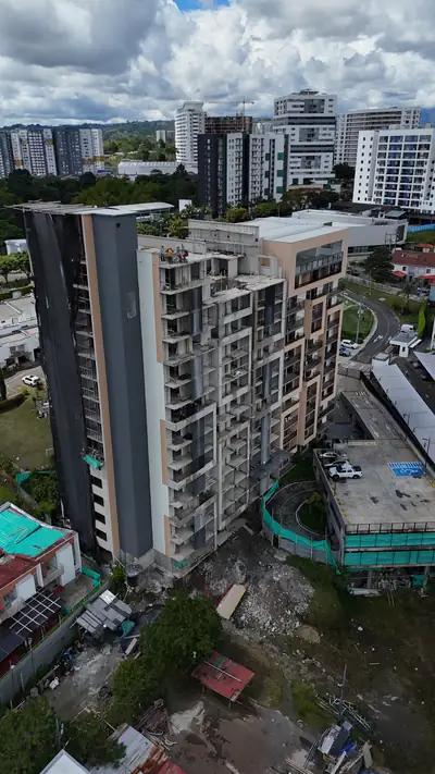 Fotografía aérea de la torre en construcción, vista desde un costado