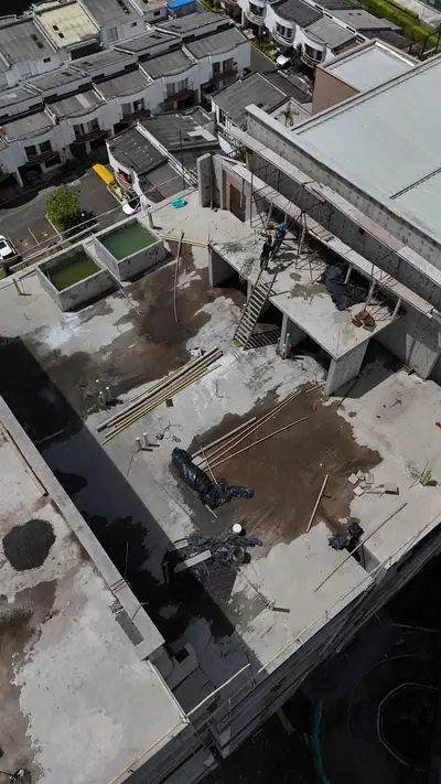 Fotografía aérea de la estructura y las zonas en construcción